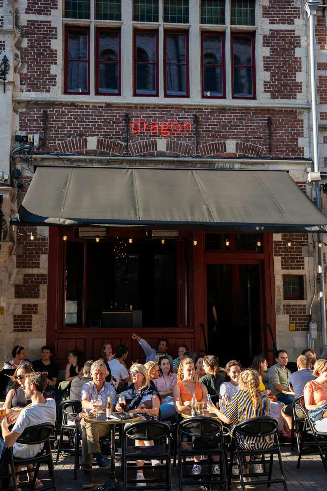 mensen drinken bier op zonnig terras in klein turkije