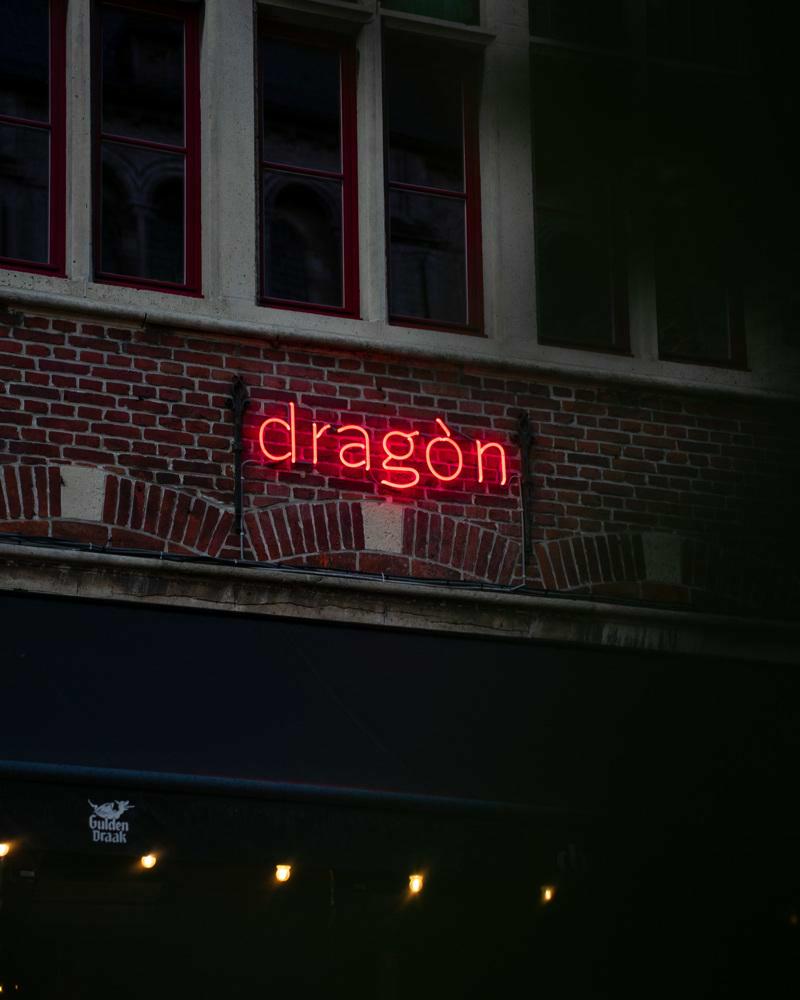 neon licht op de gevel van bier café Dragòn in centrum Gent