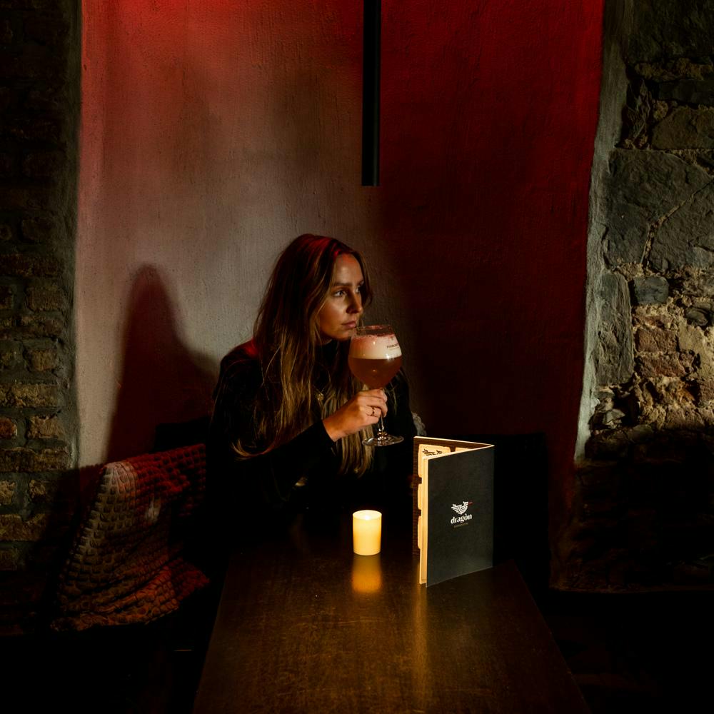 dame drink fourchette bier in café dragòn