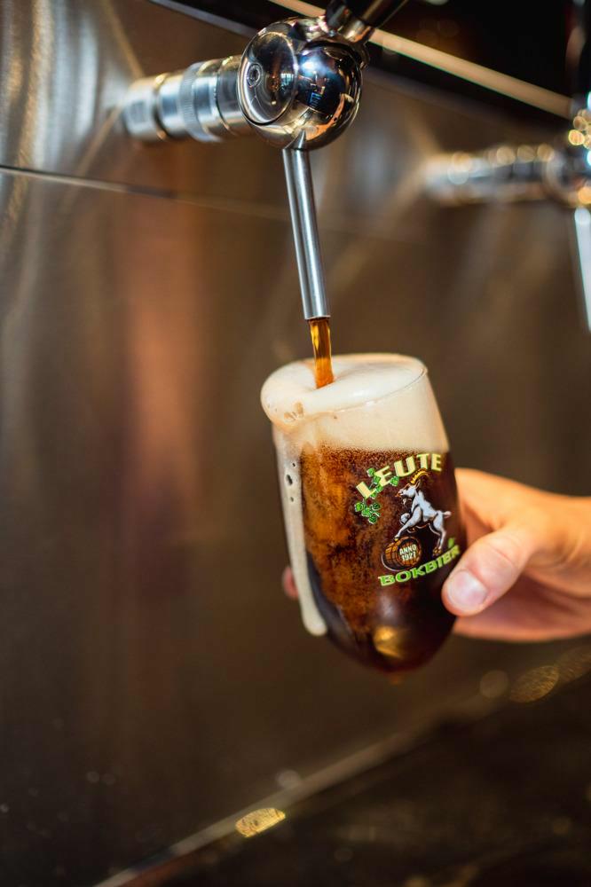 bier Leute bokbier wordt getapt in café dragòn